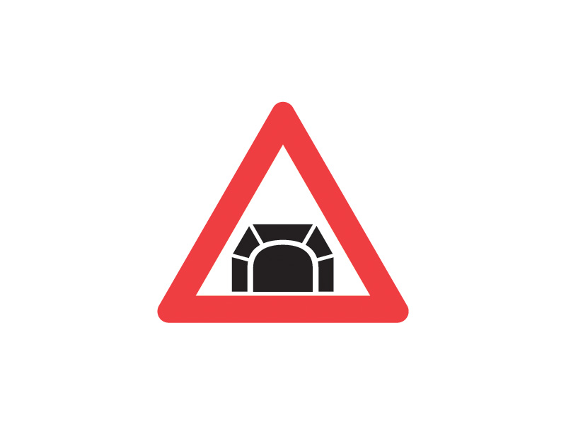 A44 - Tunnel. Vær særlig opmærksom på vejens forløb. Nærlys kan være påkrævet i dagtimerne. Længden på tunnellen kan angives på undertavle.