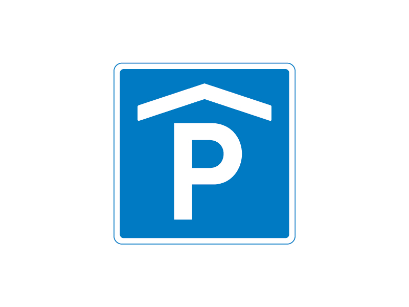 E33_2 - Parkering, indendørs. Tavlen angiver areal, som er beregnet til parkering. På zonetavle anvendes E 33-tavlen alene til at angive begrænsninger i adgangen til at parkere i området. Et vinkelformet tagsymbol over symbolet tilkendegiver, at det drejer sig om indendørs parkering. Retning og/eller afstand til parkeringsplads og begrænsninger eller lempelser i adgangen til at parkere kan angives enten på selve tavlen eller på undertavle. Vedrørende parkering i bås, se § 56, T 33 Parkeringsbås. Ligger parkeringsarealet på kørebanen uden at være afmærket på denne, angives parkeringsarealets udstrækning på kørebanen med undertavlerne UE 33,1-33,4. Endvidere gælder bestemmelsen om parkering på samme måde, som anført i § 17 vedrørende C 61-62, UC 33 og UC61-62. Hvor E 33 suppleres med undertavle E 23 Vejledning for invalide, angiver dette, at parkeringsarealet kun må benyttes til standsning og parkering af køretøjer, som er forsynet med en i medfør af færdselslovens § 88 a udstedt tilladelse. I områder, hvor der findes en generel parkeringsbegrænsning for visse køretøjer, kan denne parkeringsbegrænsning lokalt ophæves ved at supplere E 33 med en undertavle, der viser symbolet for de aktuelle køretøjer med »Tilladt« under symbolerne. Med sort undertavle kan henvises til regler for privatadministrerede parkeringsordninger.