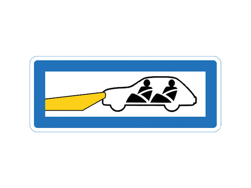 Ue80 - Påbudt sele og kørelys. Undertavlen angiver, at det er påbudt at bruge kørelys, sikkerhedsseler og sikkerhedsudstyr til børn.